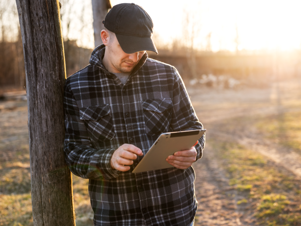 Analysis of the Relationship Between Rural-Urban Status and Use of Digital Health Technology Among Older Cancer Survivors Based on the Health Information National Trends Survey: Cross-Sectional Analysis